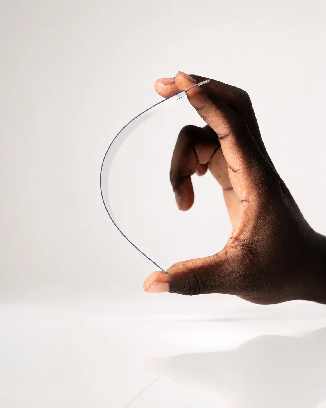Film NanoFlex souple tenu entre les doigts